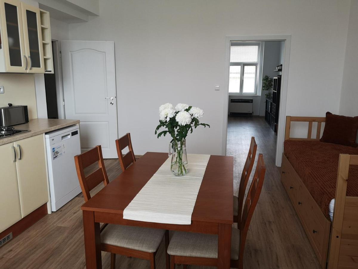 Fine Apartment In Centrum Of Slany With Aircondition Bagian luar foto